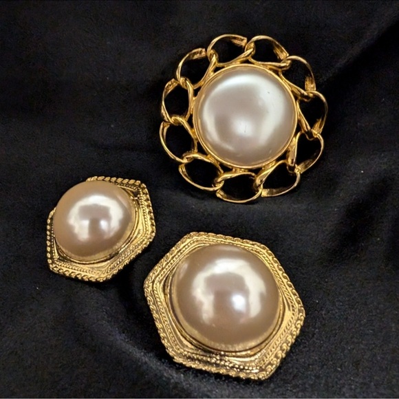 VINTAGE Clip-On Earrings and Signed Monet Brooch Set - Picture 1 of 4
